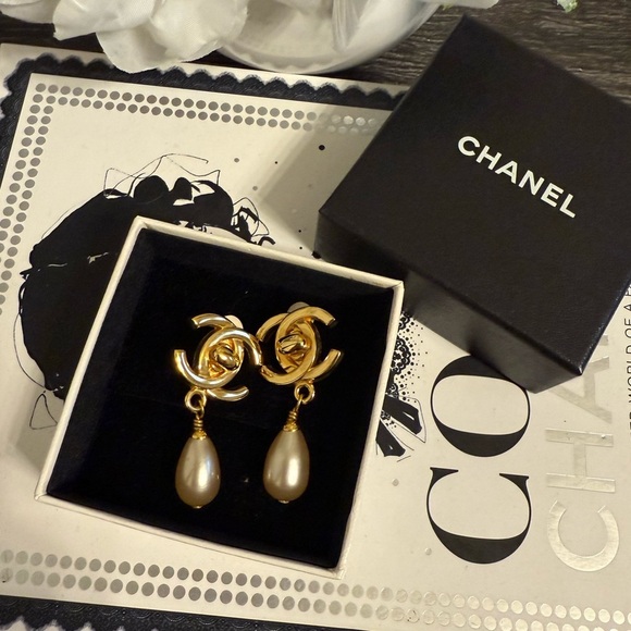 CHANEL Vintage Gold CC Turnlock Faux Pearl Clip On Earrings - Picture 9 of 9